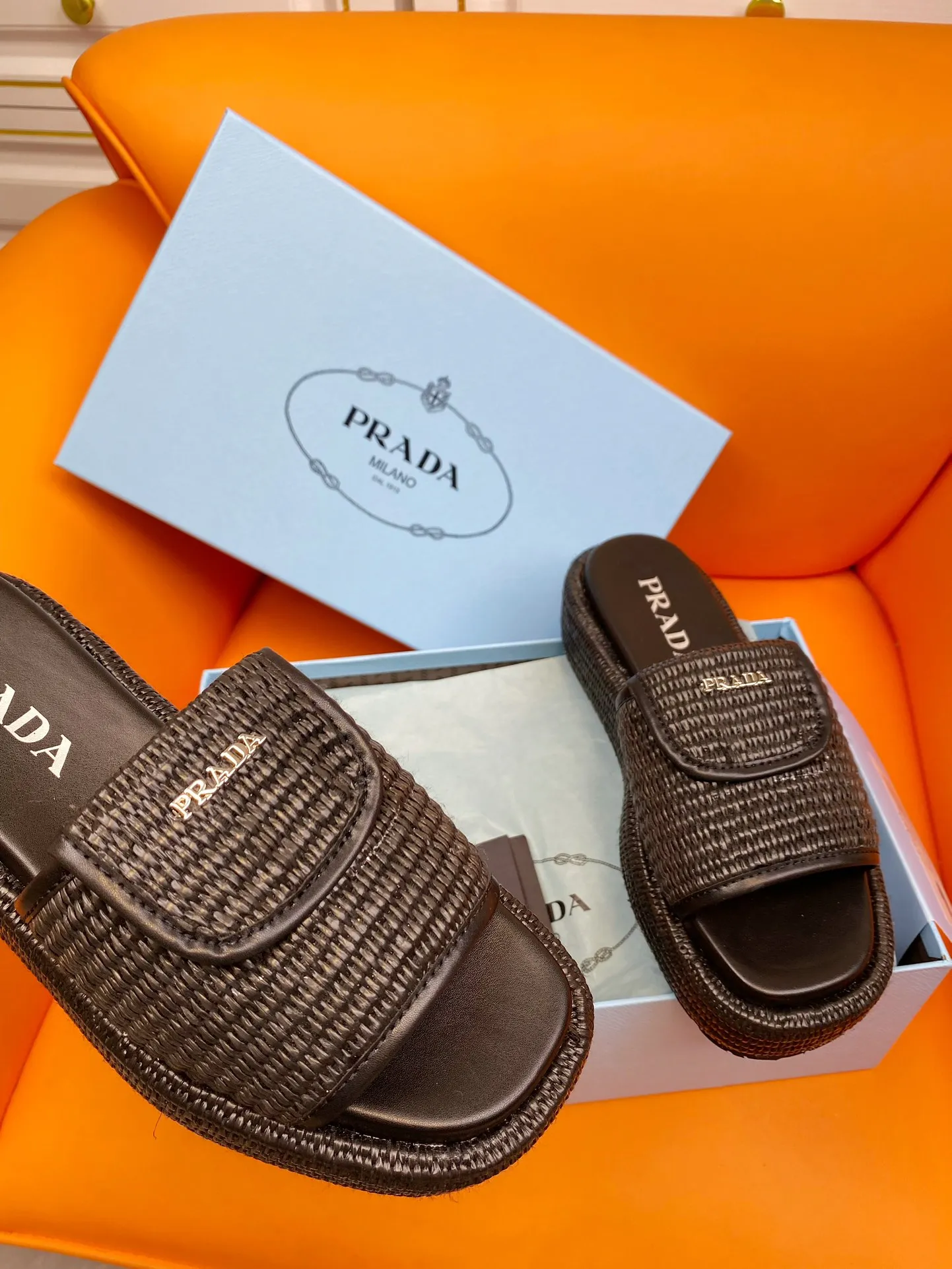 👟👟Ex-factory price 520👟👟 PRADA 2024ss raffia woven slippers This year's popular straw series, lazy people's must-have slippers are so good-looking on the feet. The whole pair of shoes is light, comfortable and bright colors meet the various choices of fashionable people of different styles! Original custom-made raffia Sheepskin lining 1:1 open mold outsole Size number: 35-39 (40 customizations are not returnable)